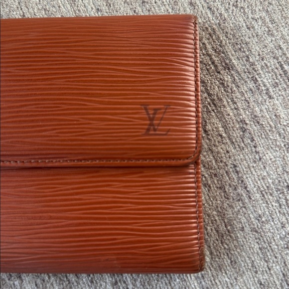 Louis Vuitton brown Epi Sarah wallet nice used condition. - Picture 2 of 12